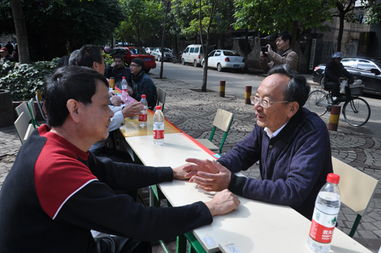 云南民族中學黨員進社區開展教育咨詢服務活動